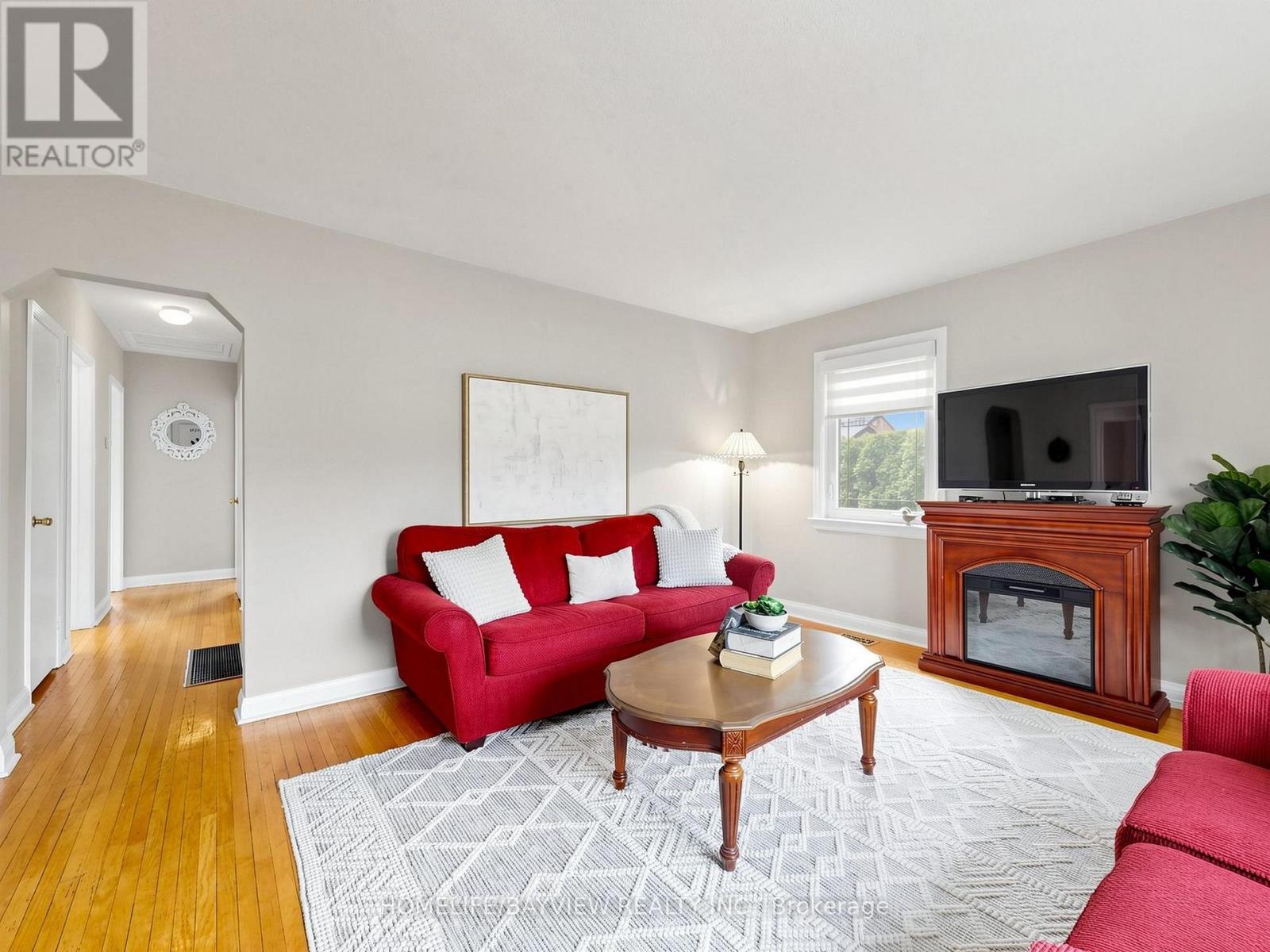 10 WOOLTON CRESCENT - 9