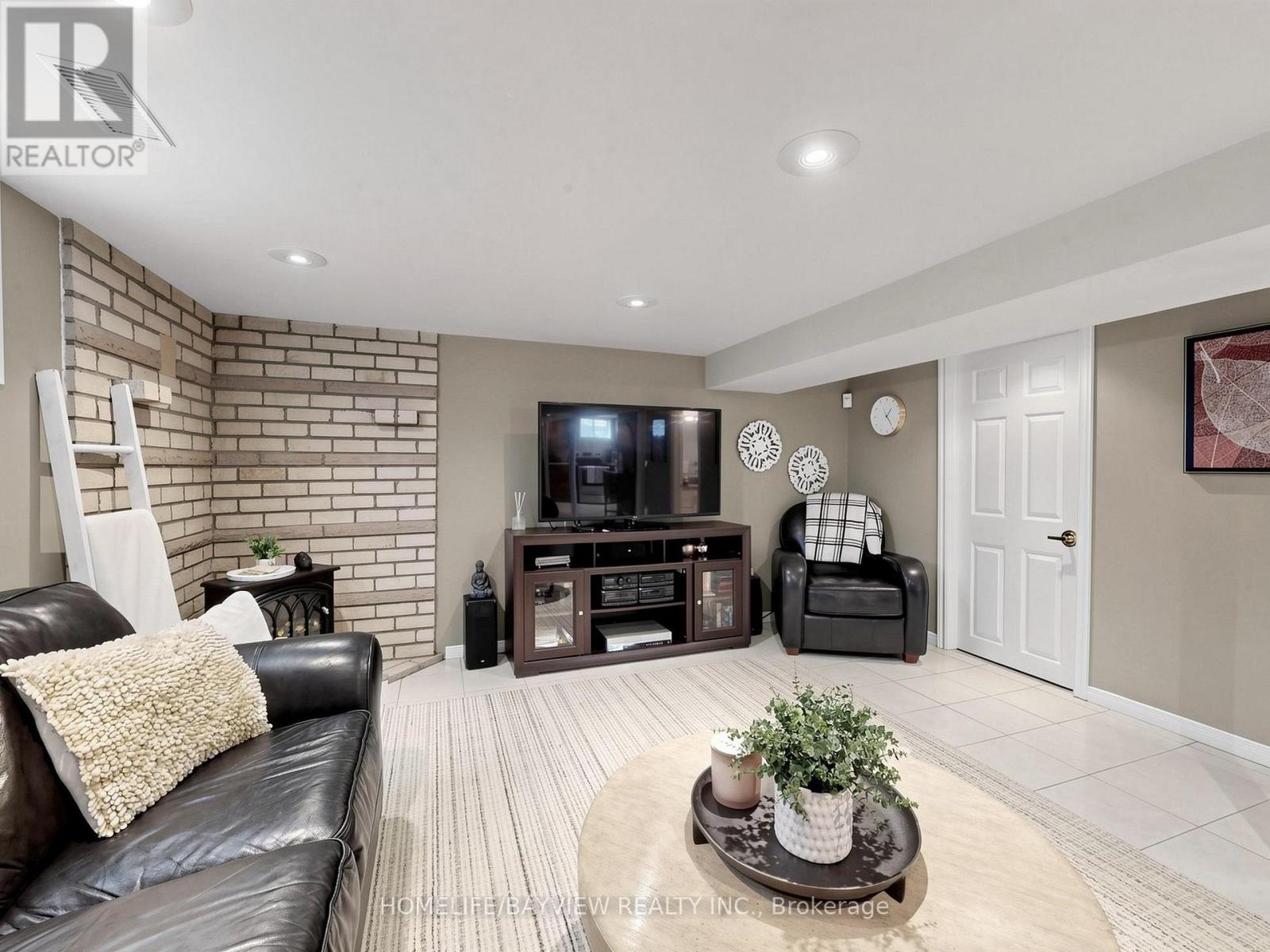 10 WOOLTON CRESCENT - 27