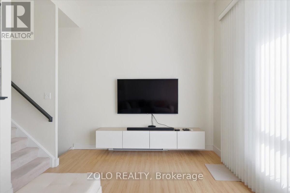 98 DARRAS COURT - 3
