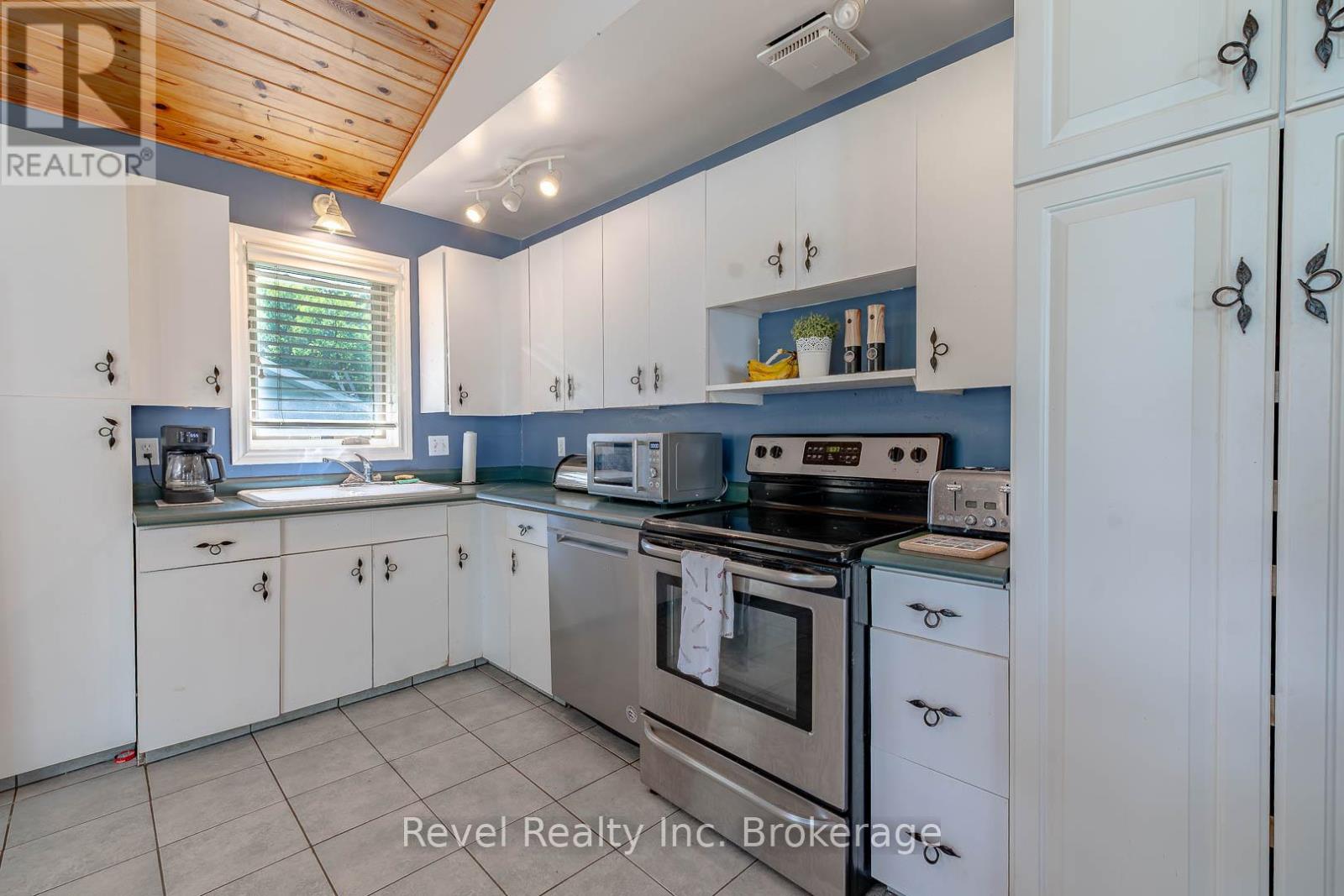 36 TEBBY BOULEVARD - 11