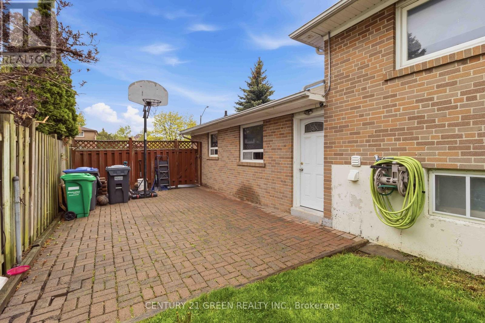 74 DAVENPORT CRESCENT - 40