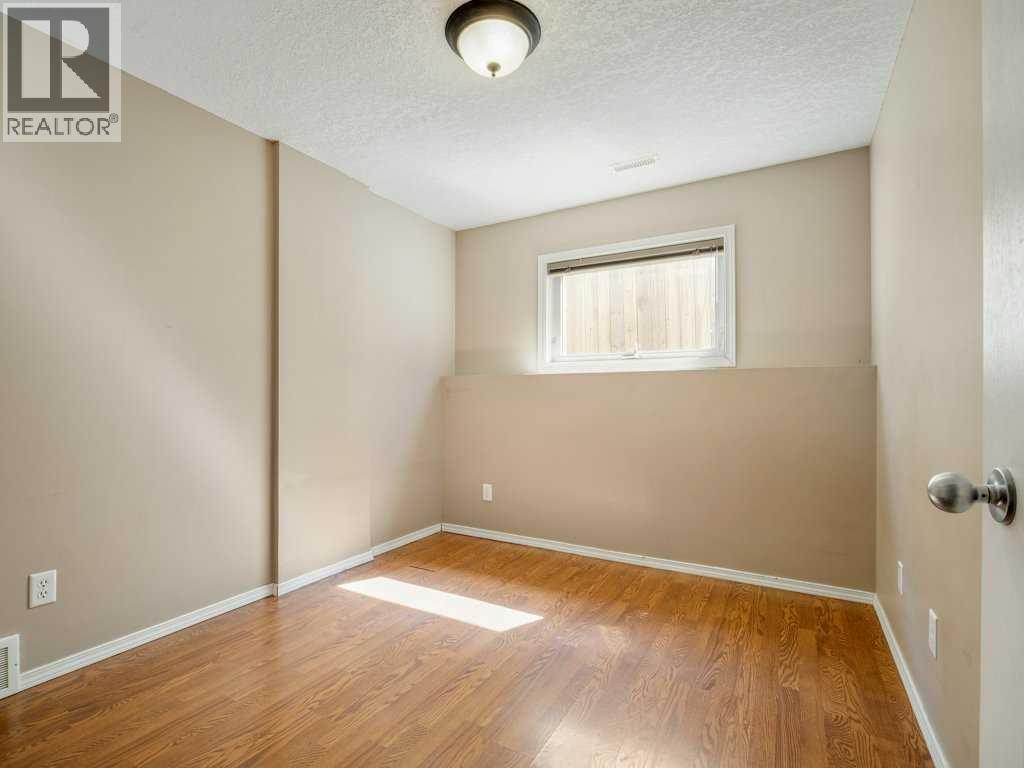 727 Aberdeen Crescent W — photo 36