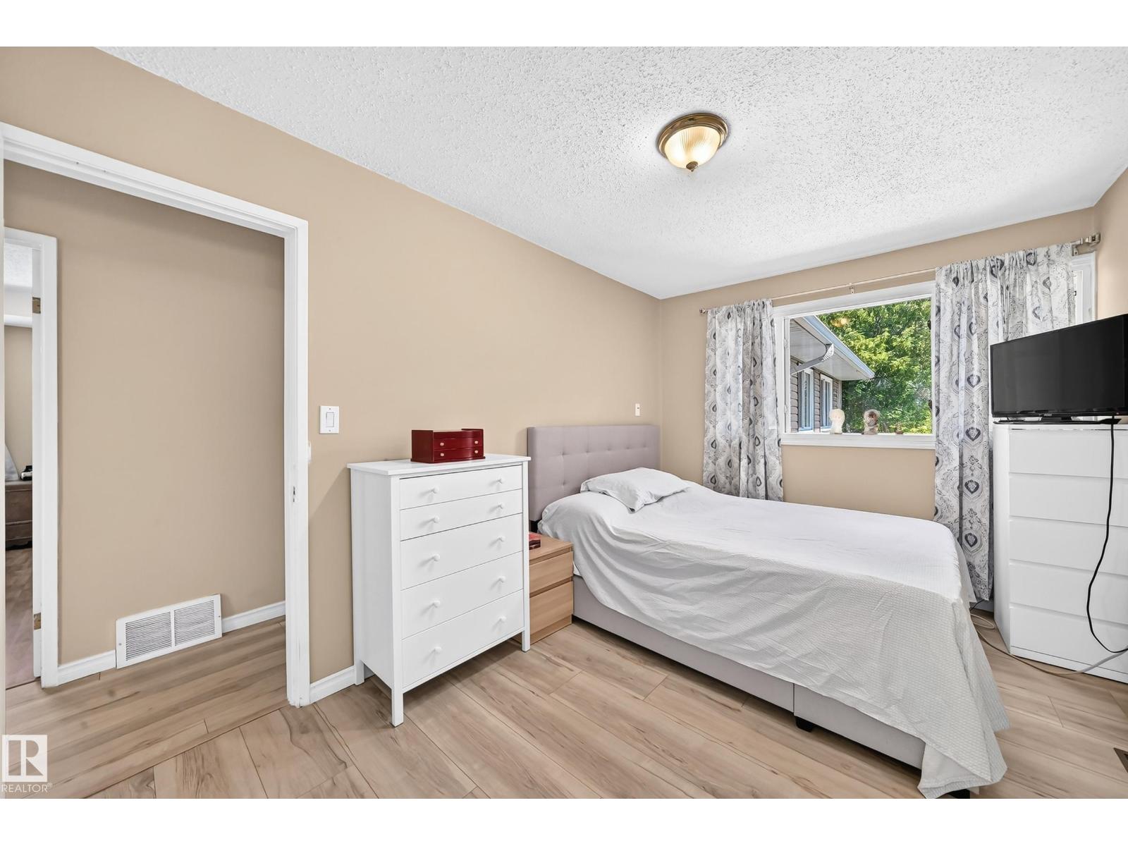 13317 47 ST NW - 26