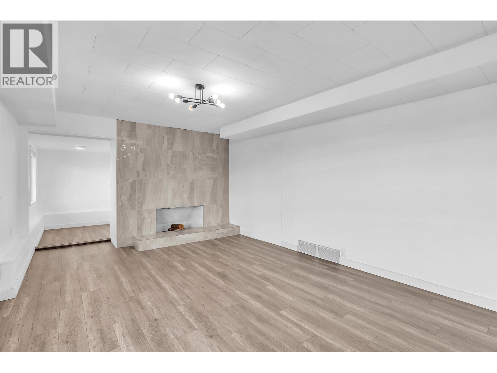 Ground Level 637 ALPINE COURT, North Vancouver