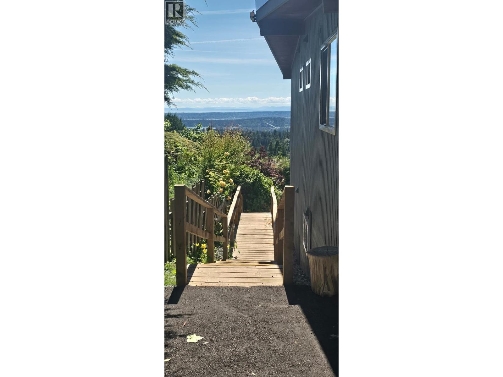 Ground Level 637 ALPINE COURT, North Vancouver