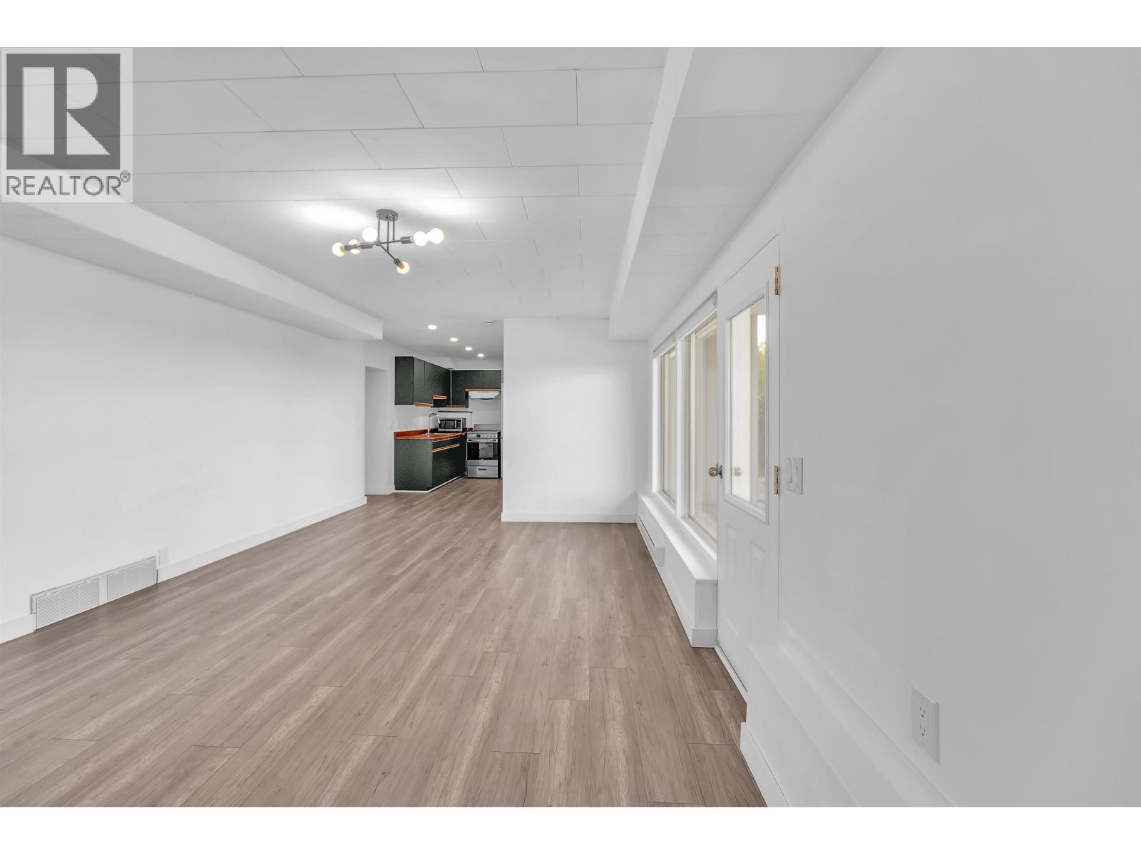 Ground Level 637 ALPINE COURT, North Vancouver