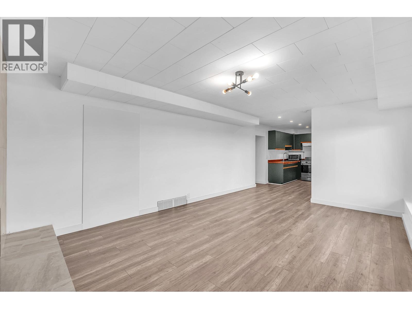 Ground Level 637 ALPINE COURT, North Vancouver