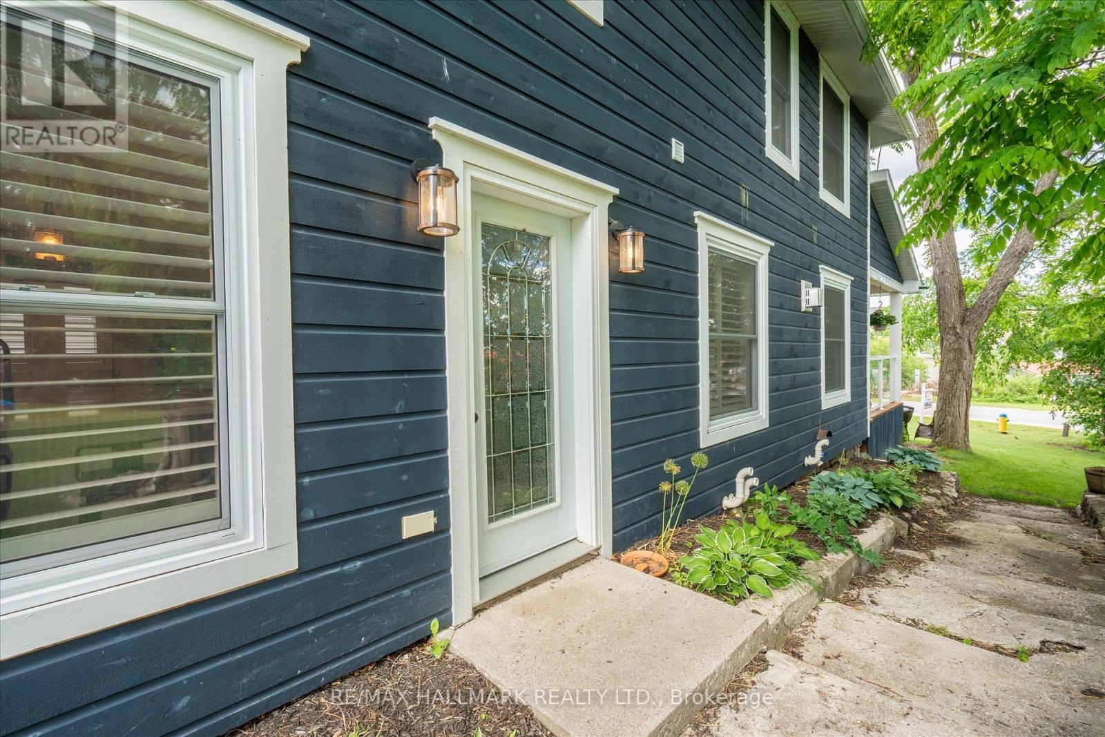 64 FRONT STREET E - 29