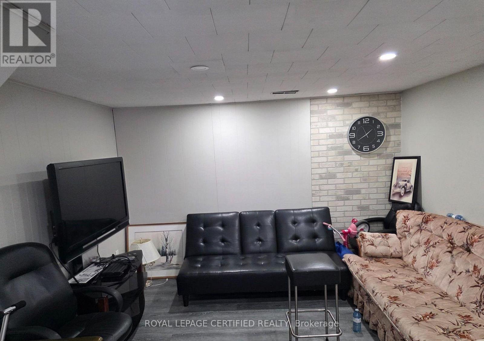 2 RIDEAU CRESCENT - 12