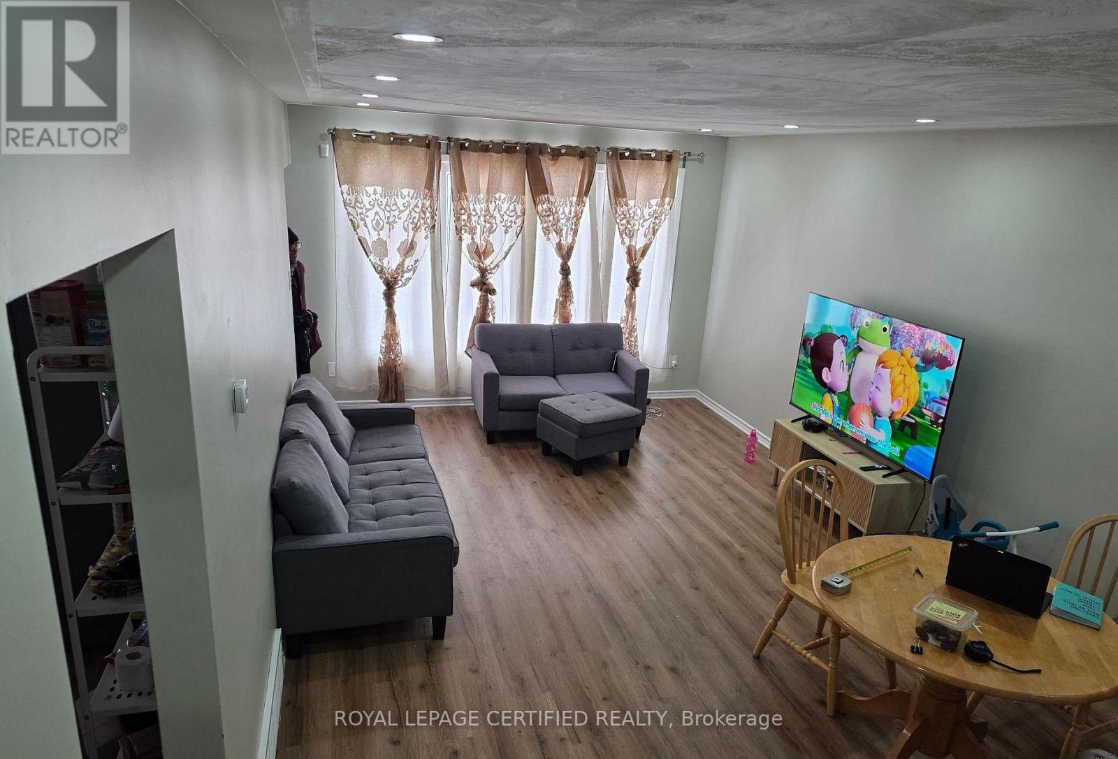 2 RIDEAU CRESCENT - 4