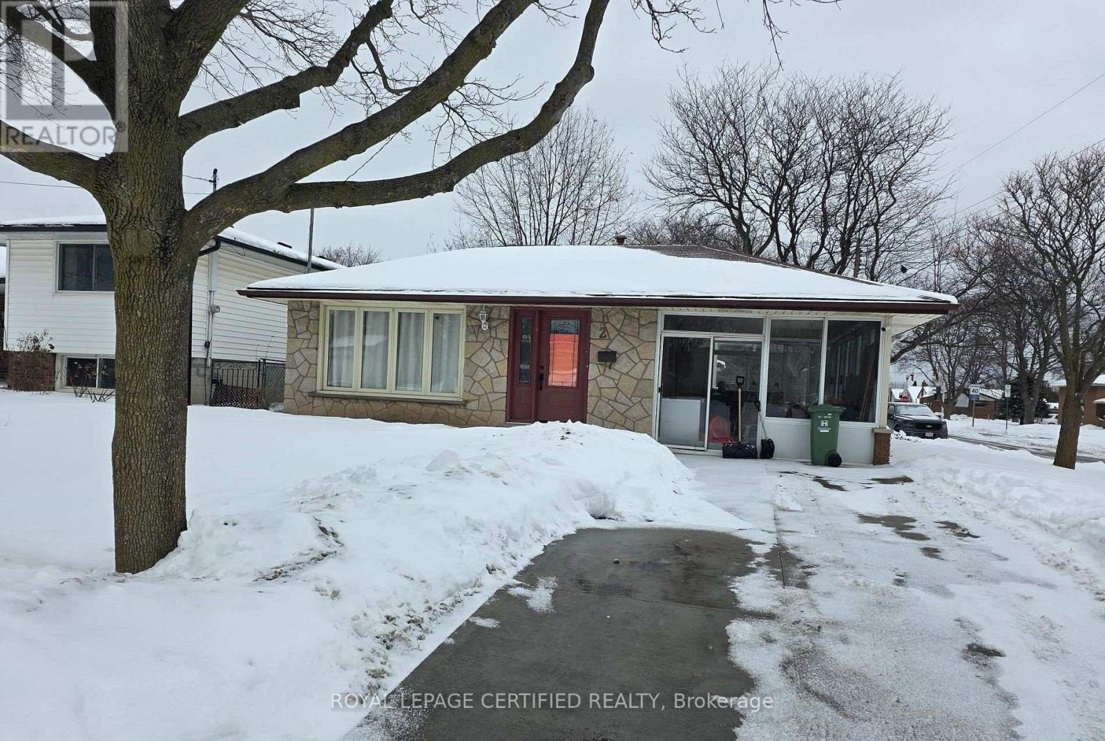 2 RIDEAU CRESCENT - 1