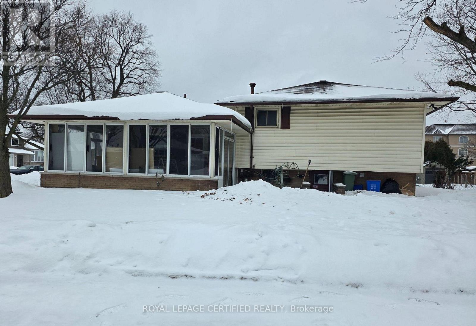 2 RIDEAU CRESCENT - 2