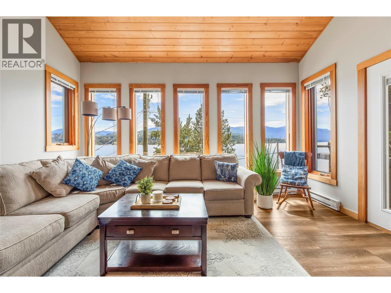  2306 Eagle Bay Road, Blind Bay