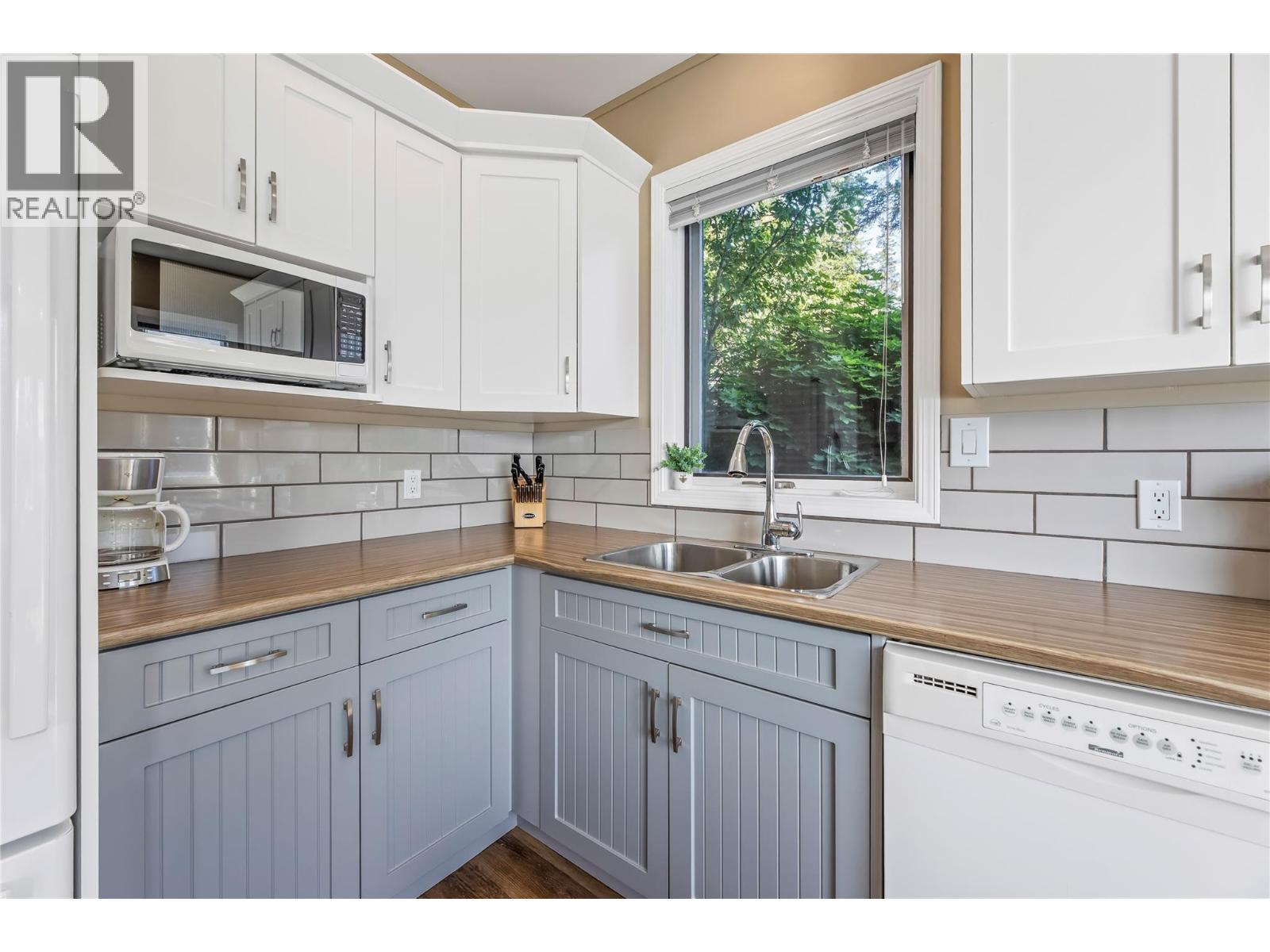  2306 Eagle Bay Road, Blind Bay
