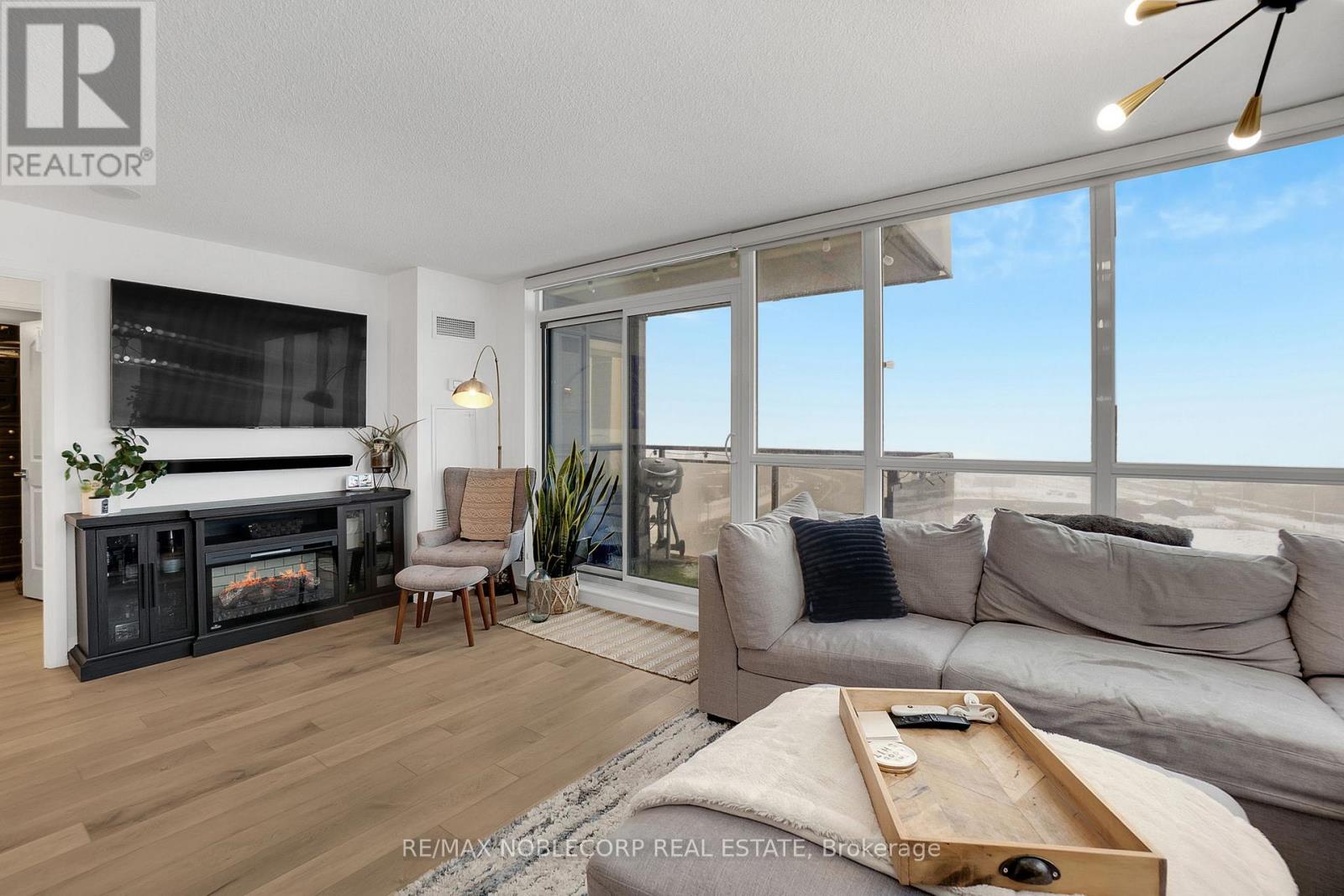 #917 1060 SHEPPARD AVENUE W - 17
