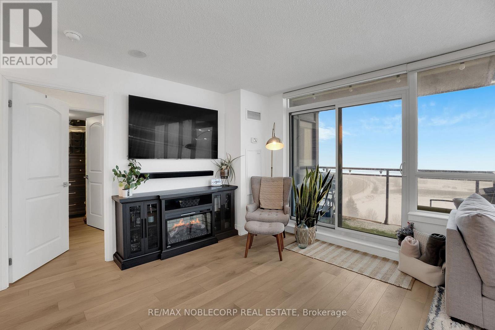 #917 1060 SHEPPARD AVENUE W - 18