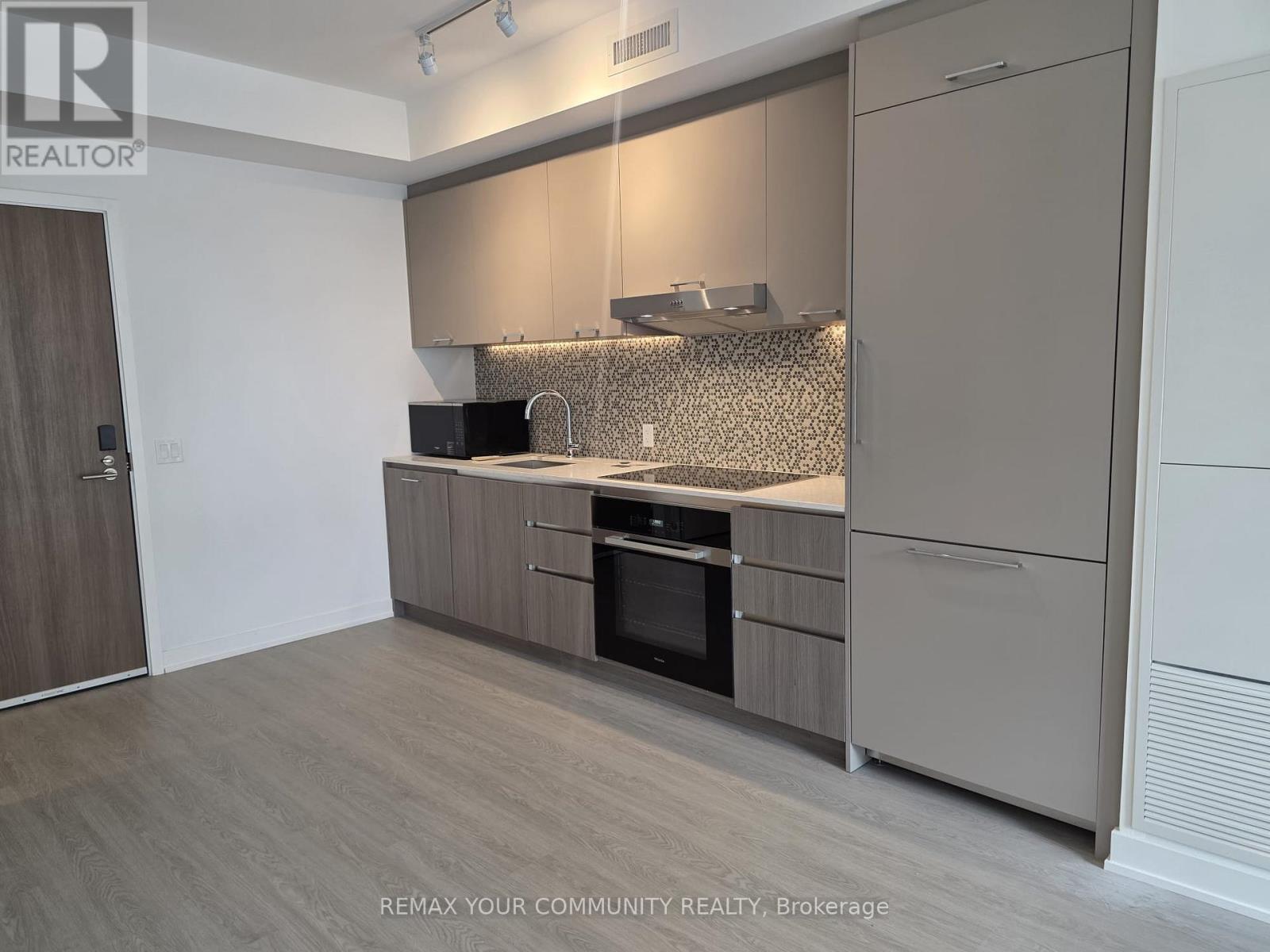 #302 8188 YONGE STREET - 14
