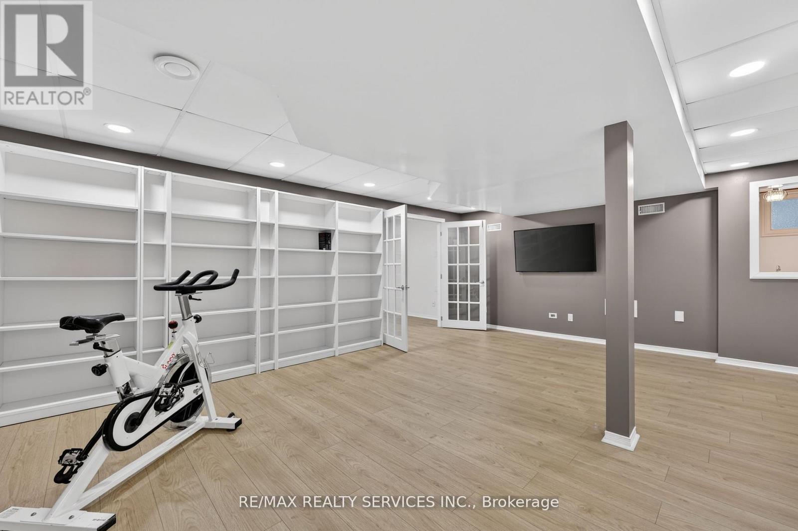 150 ROYAL VALLEY DRIVE - 32