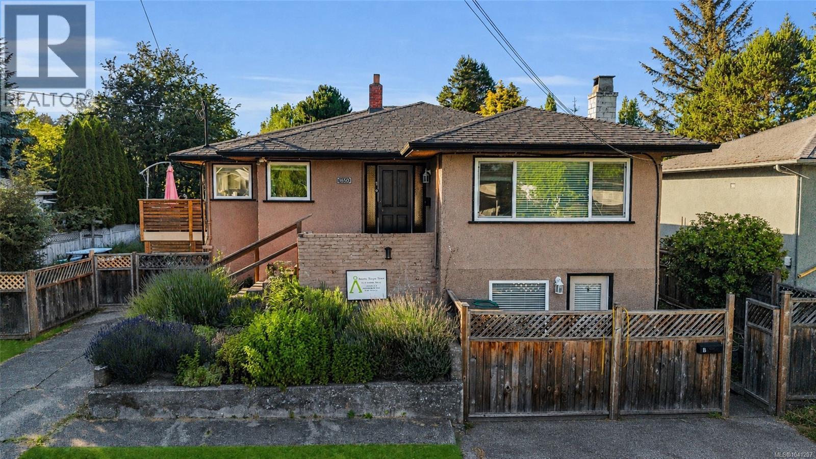 1650 Chandler Ave, Victoria
