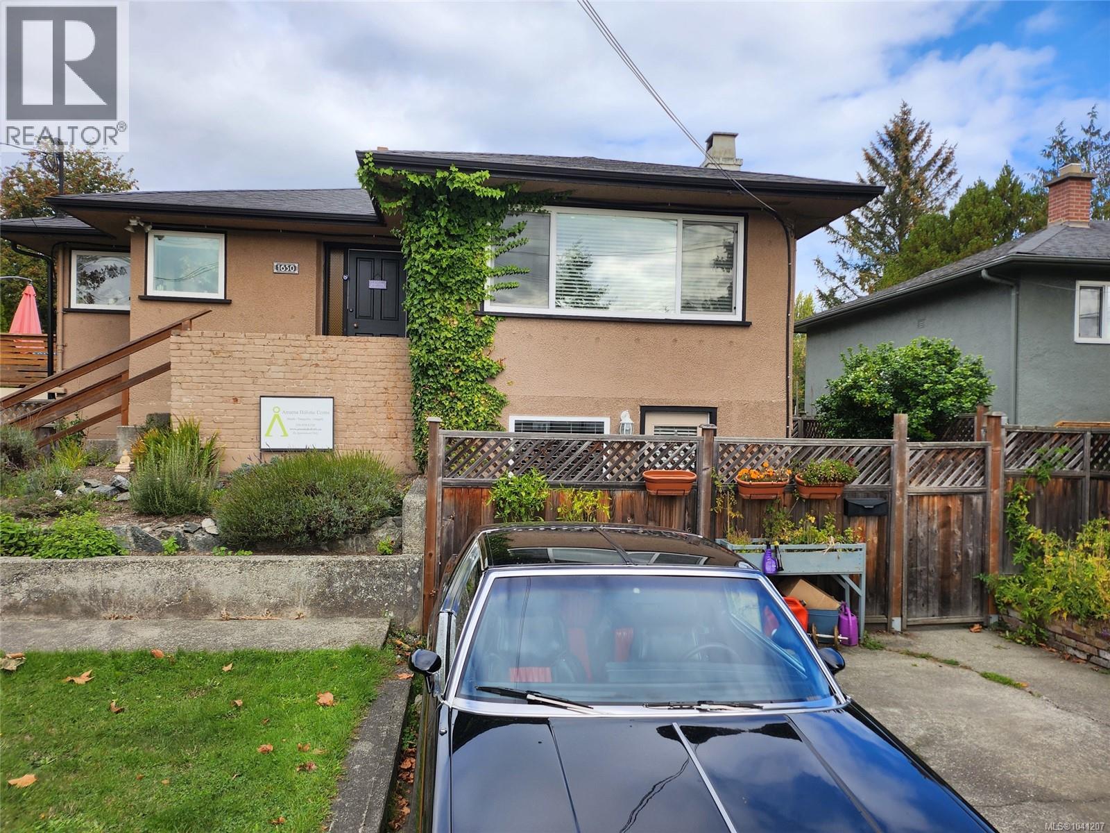 1650 Chandler Ave, Victoria