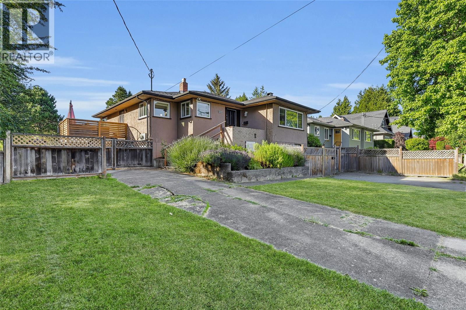 1650 Chandler Ave, Victoria