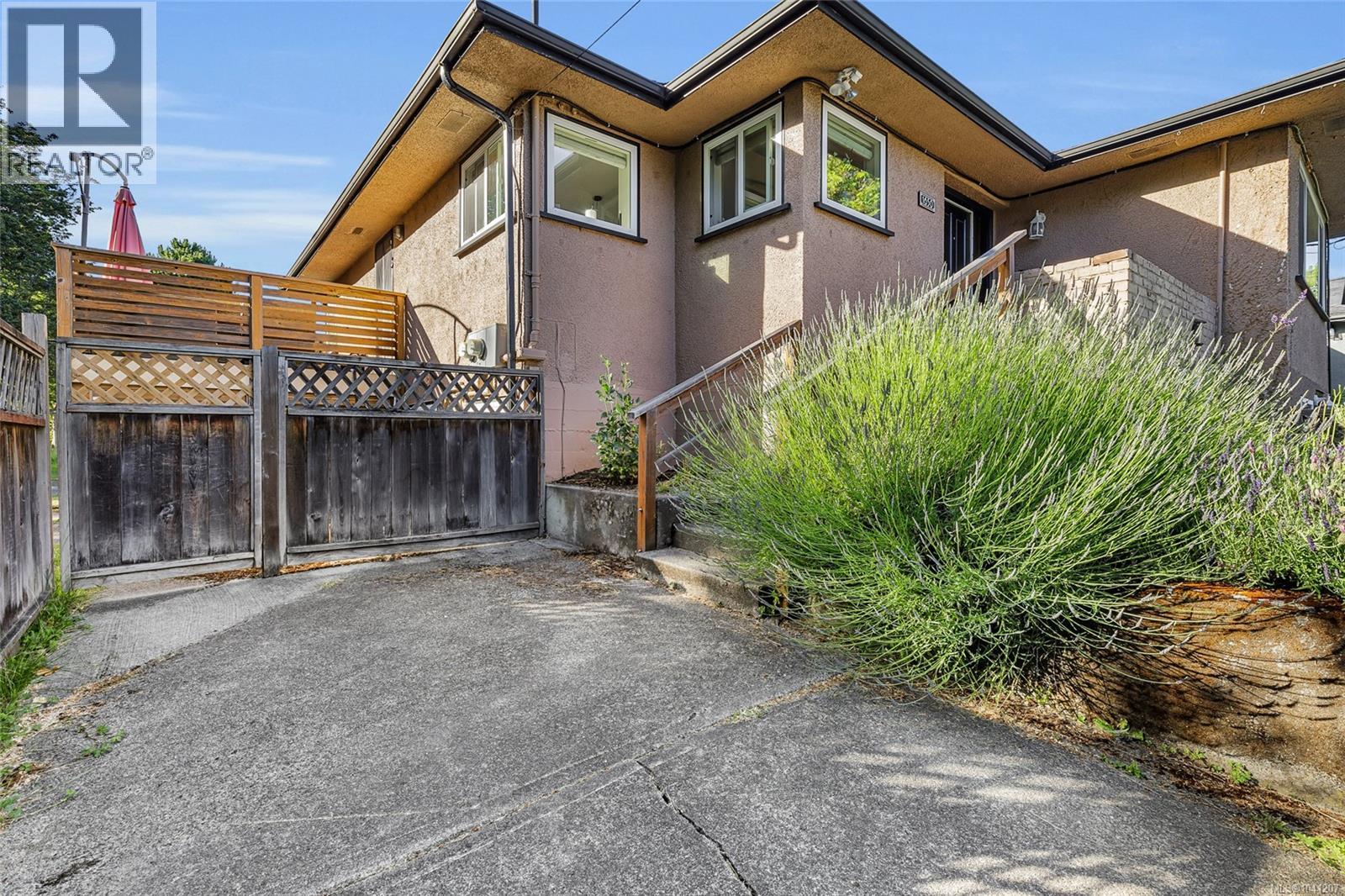 1650 Chandler Ave, Victoria