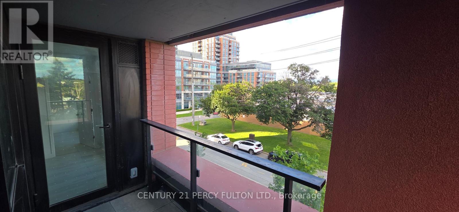 #309 8 TIPPETT ROAD - 16