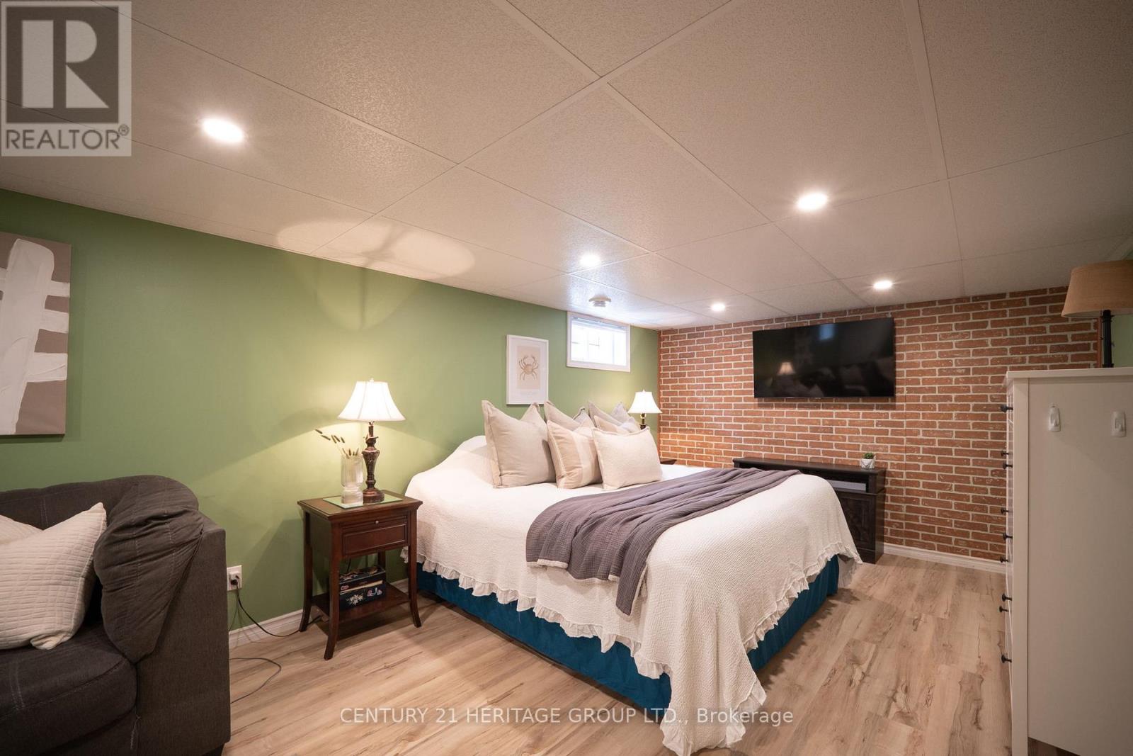 115 SHERIDAN STREET - 32