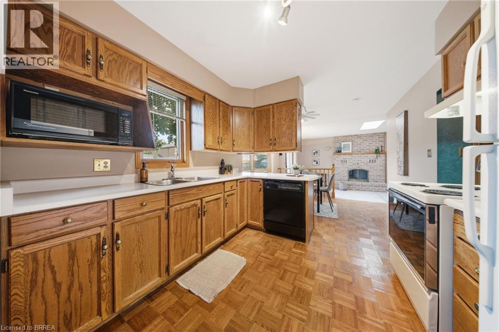 4-bedroom home for sale at 22 COLONIAL Crescent, Brantford ON · photo 14 of 40