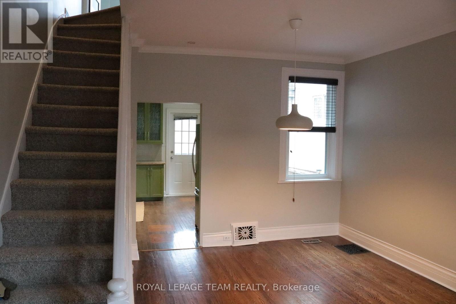 3 Bed, 1 Bath House for Rent in Ottawa – 35 IVY CRESCENT, Ottawa – MLS# X13477120 - Image 6