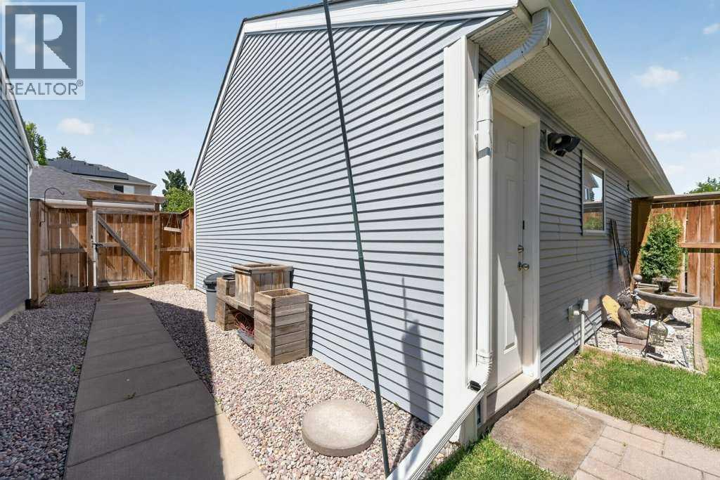 4673 20 Street SW — photo 32
