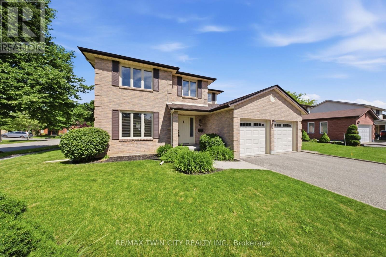 4-bedroom home for sale at 22 COLONIAL CRESCENT, Brantford ON · photo 2 of 40