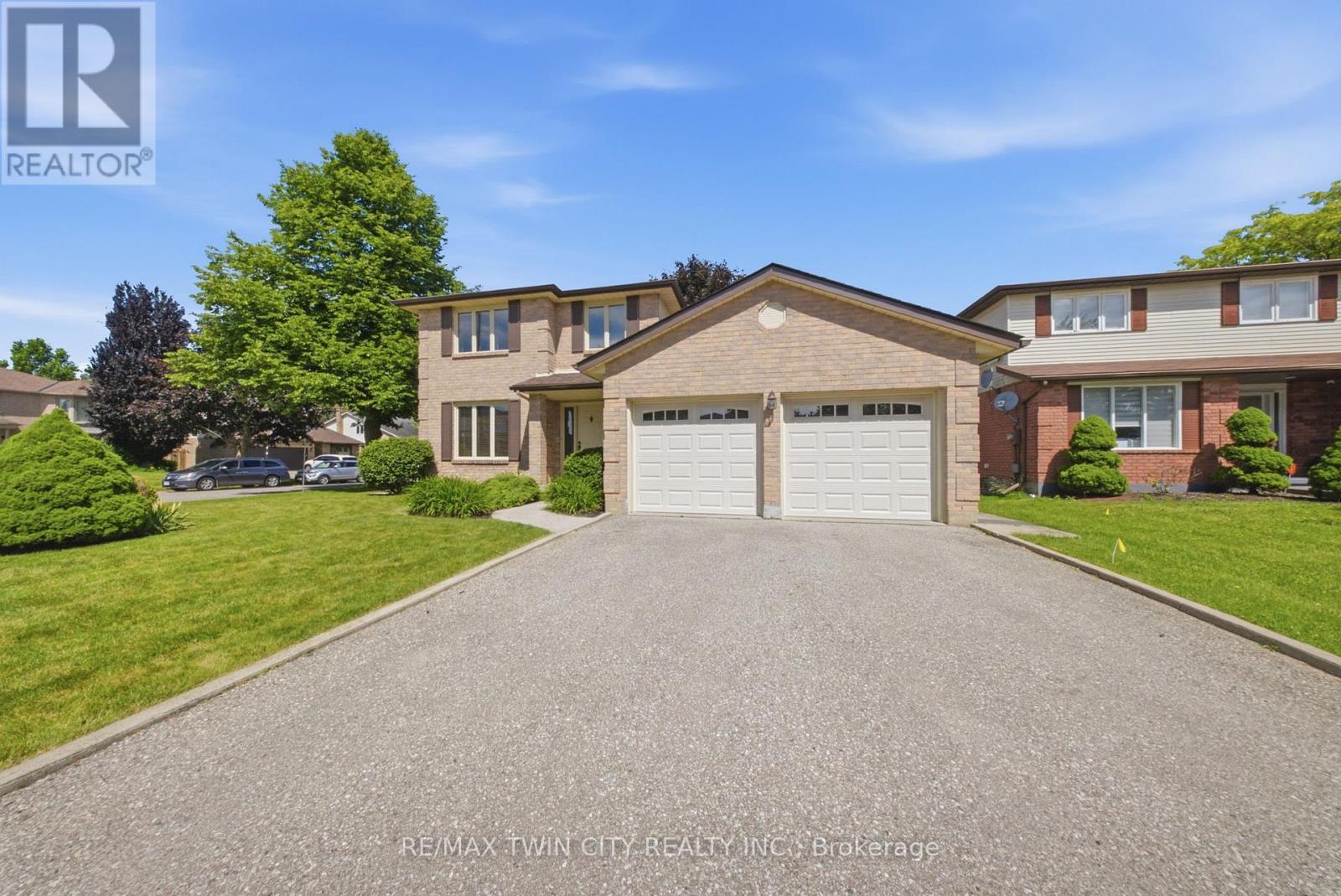 4-bedroom home for sale at 22 COLONIAL CRESCENT, Brantford ON · photo 4 of 40