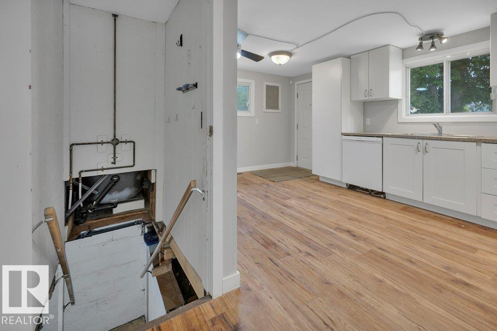 4712 47 AV — photo 30