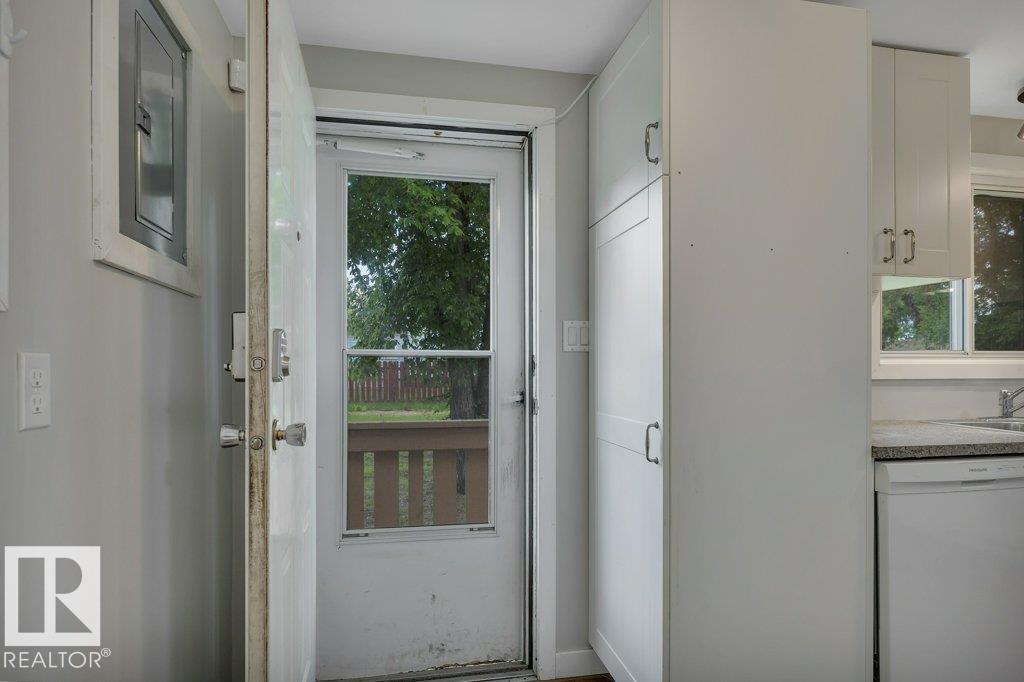 4712 47 AV — photo 35