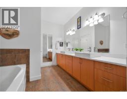 770 Hill Rise Lane, Saanich, BC V8Y3K2 Photo 35