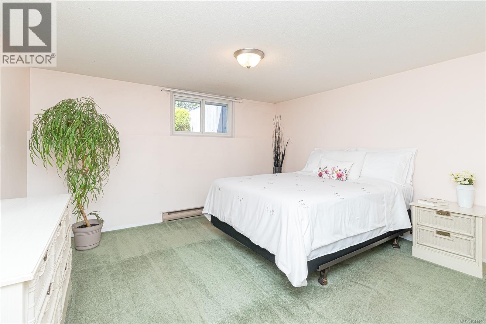 1 4391 Torquay Drive, Saanich