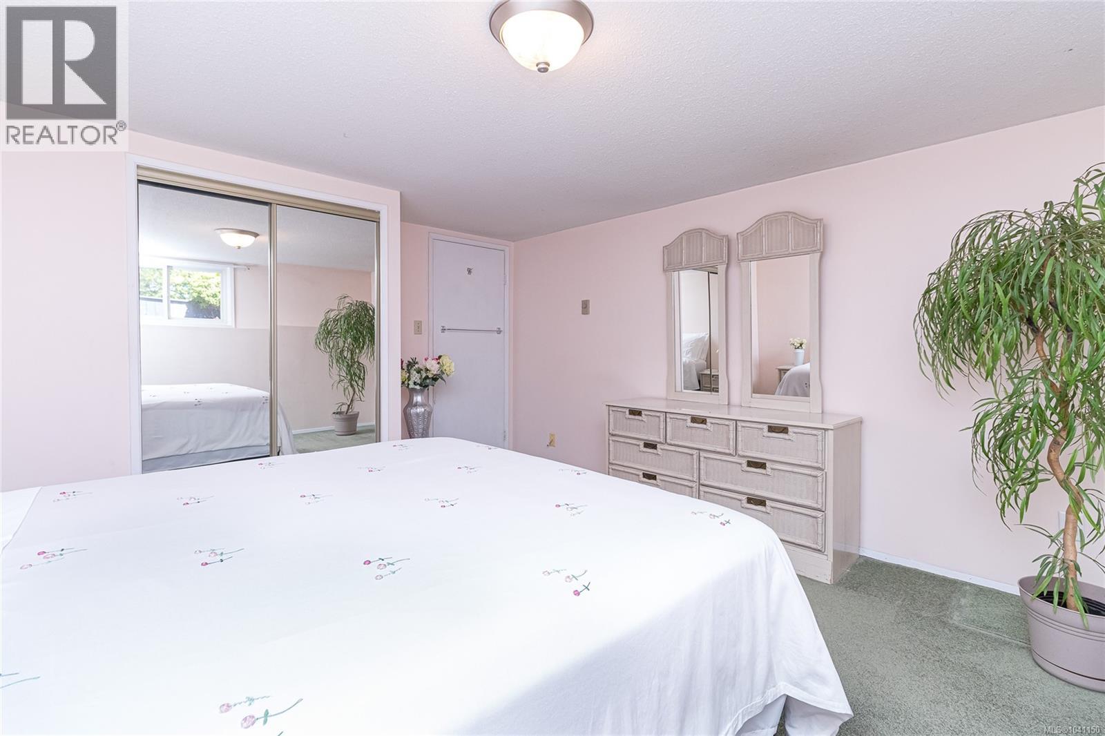 1 4391 Torquay Drive, Saanich