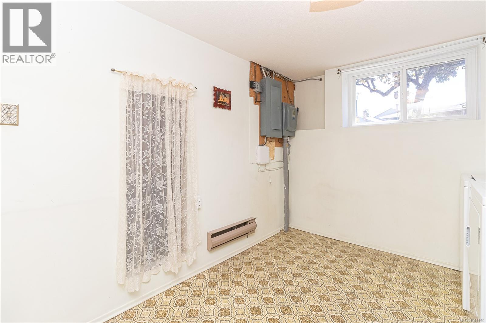 1 4391 Torquay Drive, Saanich