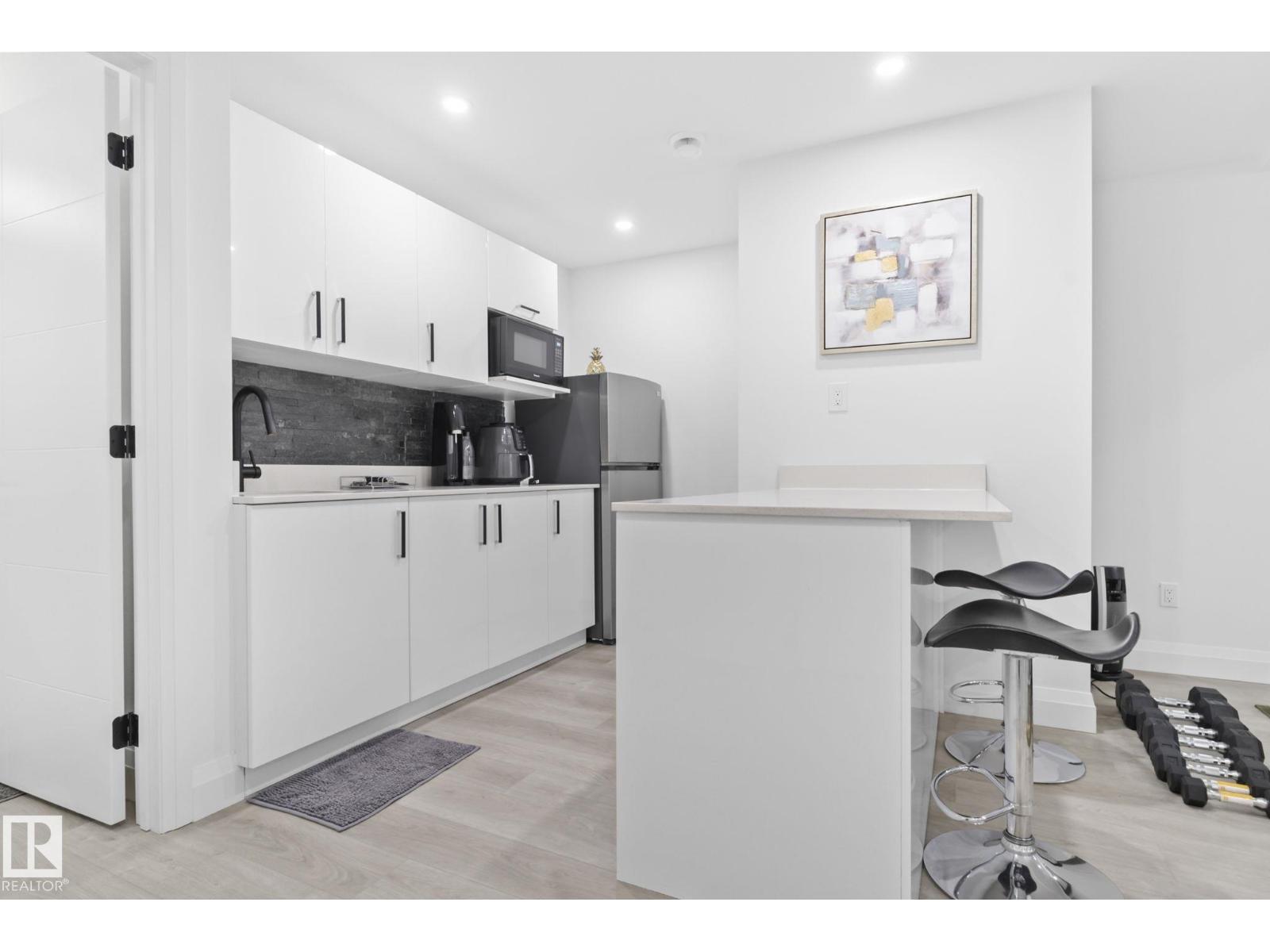 6423 175 AV NW - 52