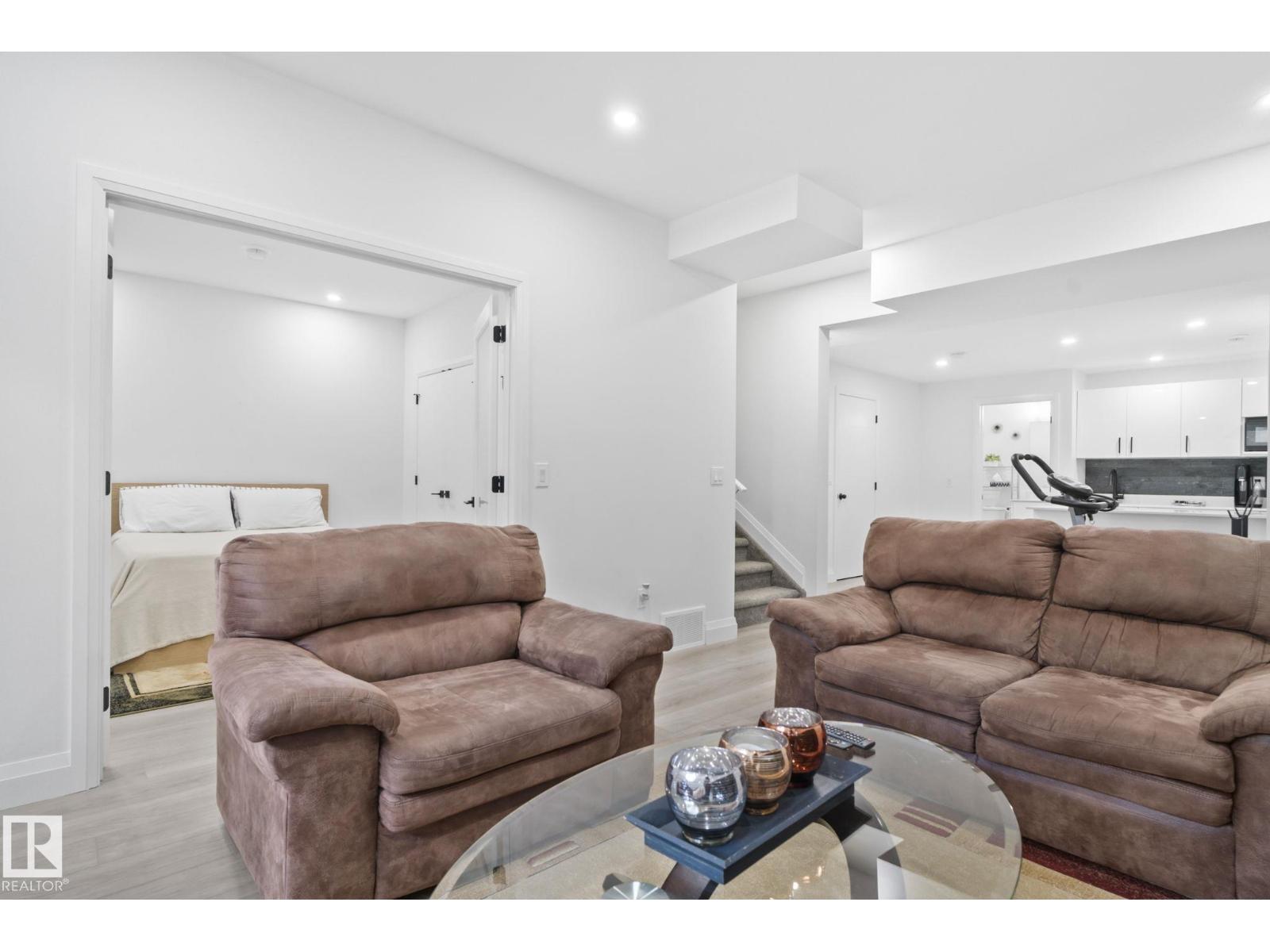 6423 175 AV NW - 47