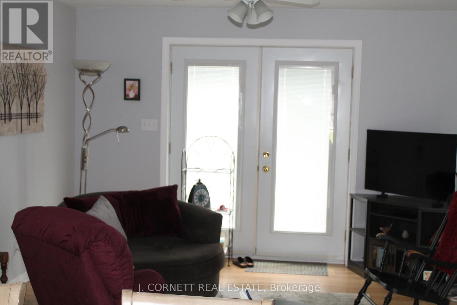 #4 3 MAPLE STREET N - 8