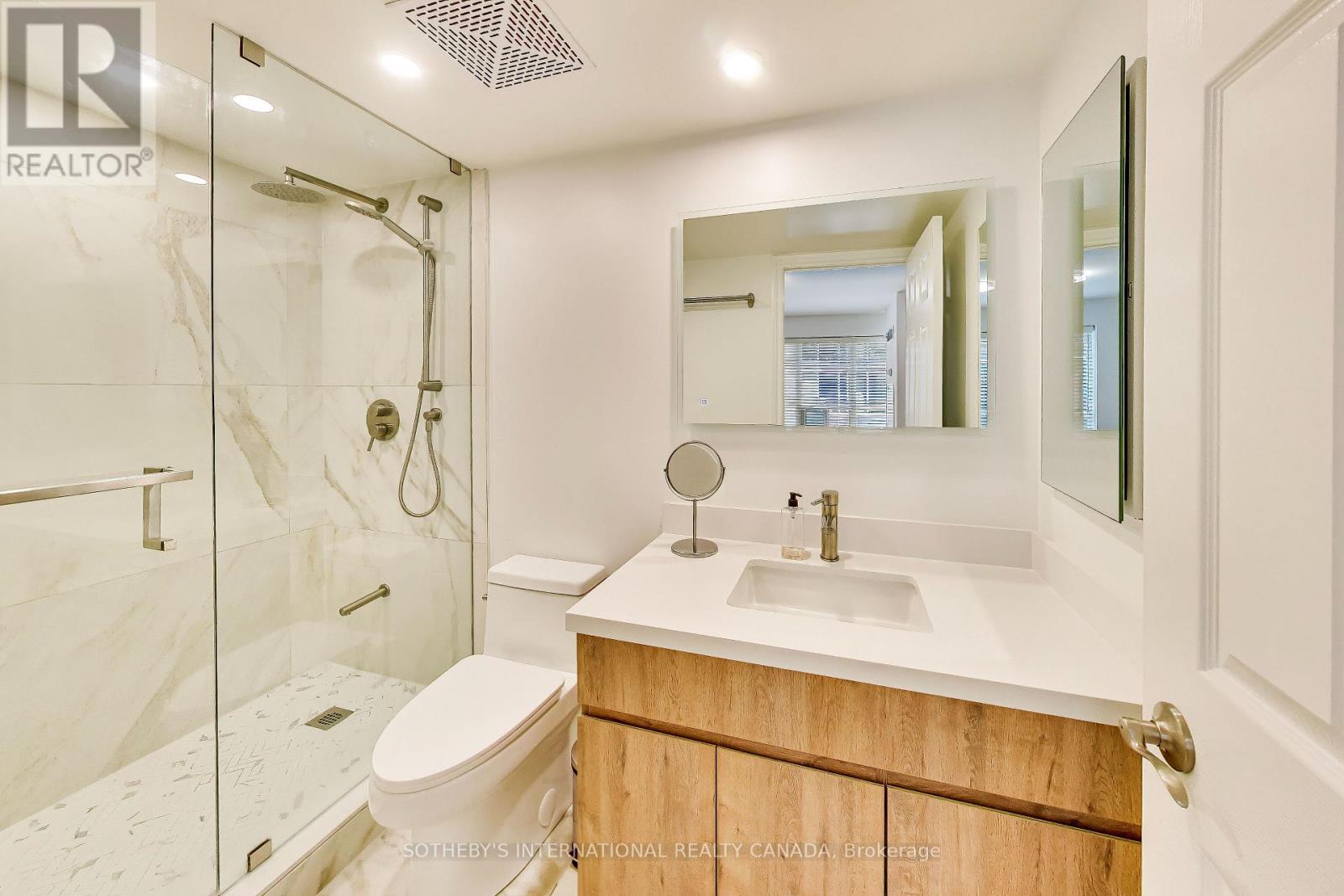 #1005 270 WELLINGTON STREET W - 18