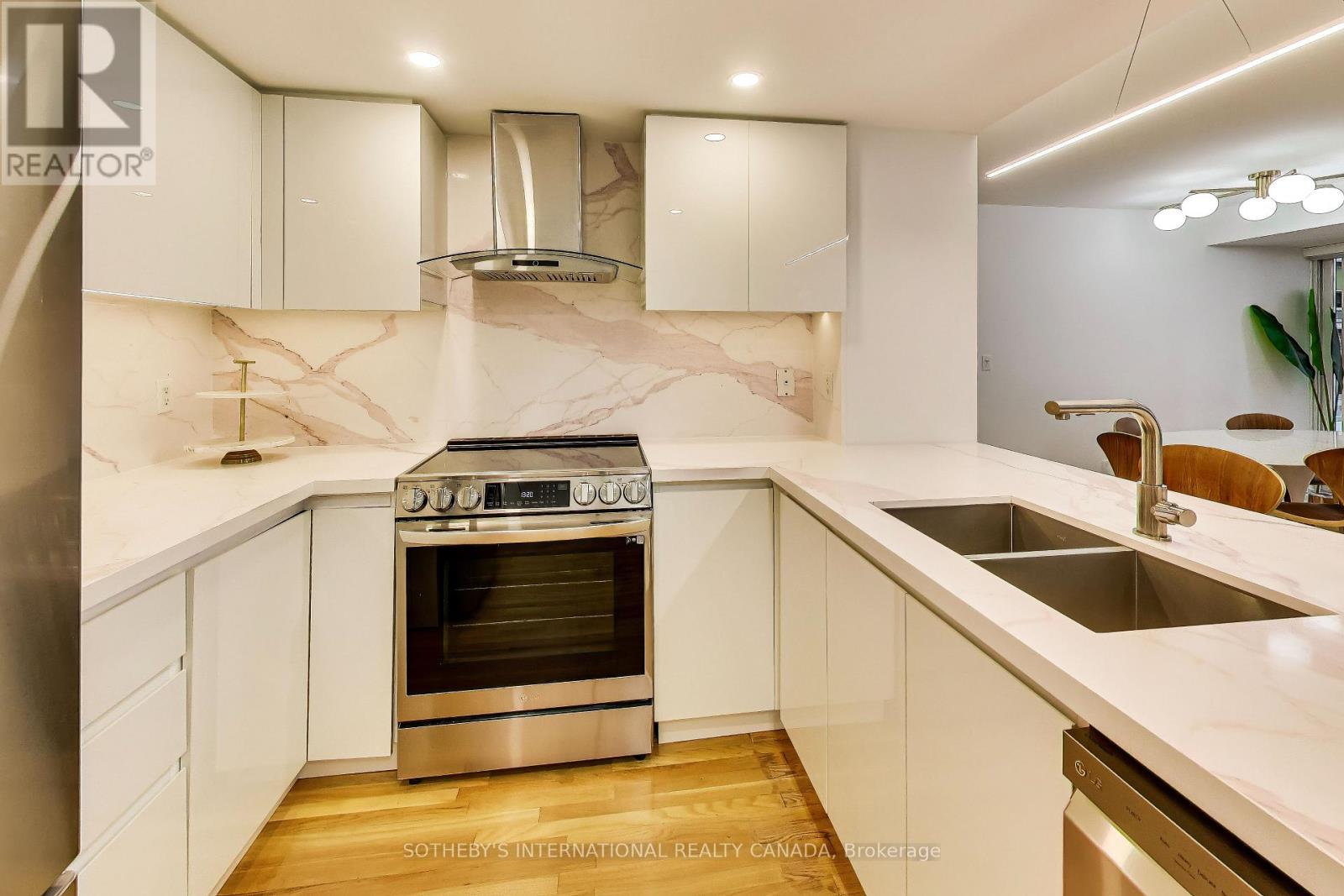 #1005 270 WELLINGTON STREET W - 13