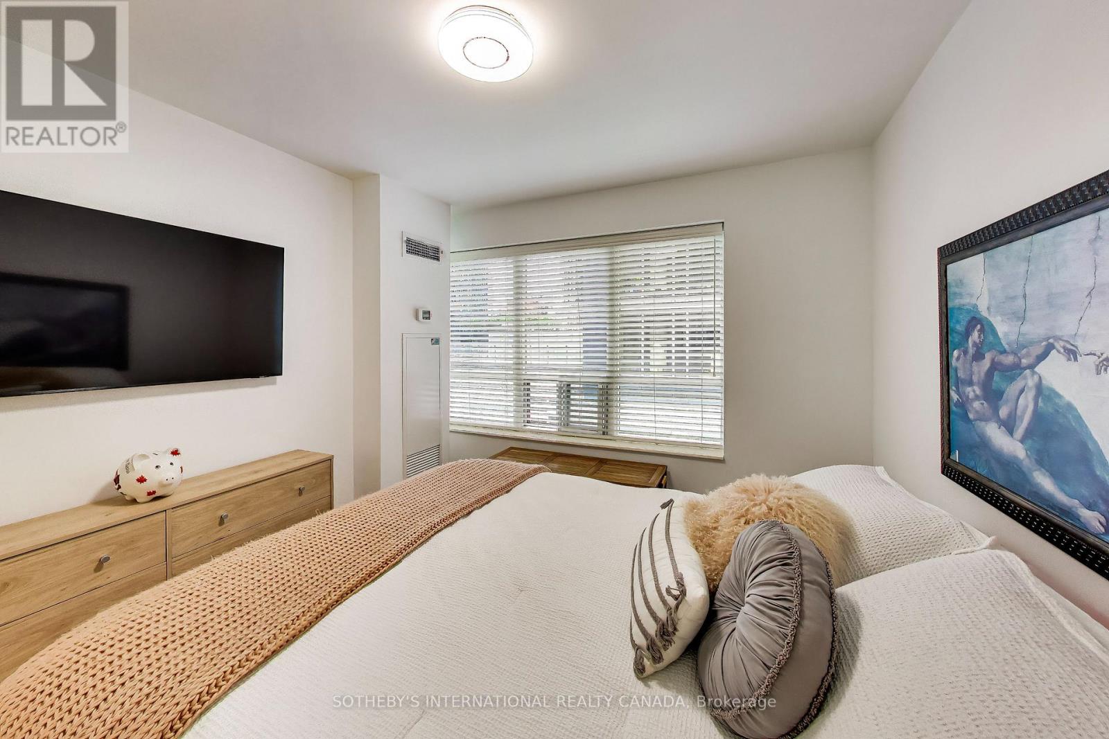 #1005 270 WELLINGTON STREET W - 16