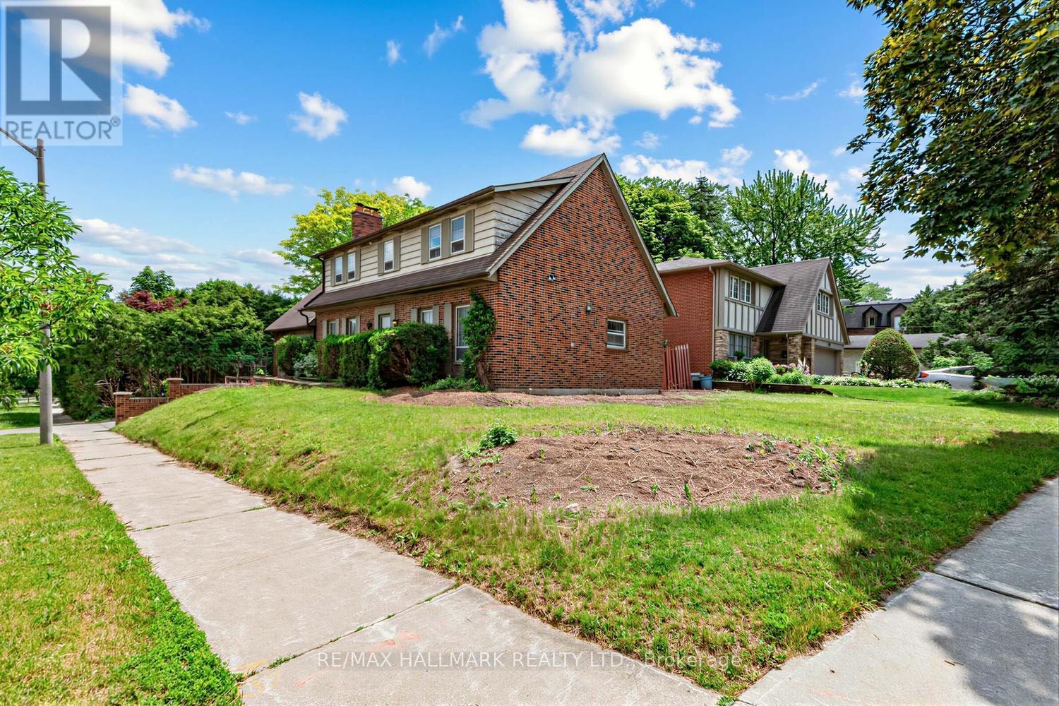 691 CONACHER DRIVE - 1