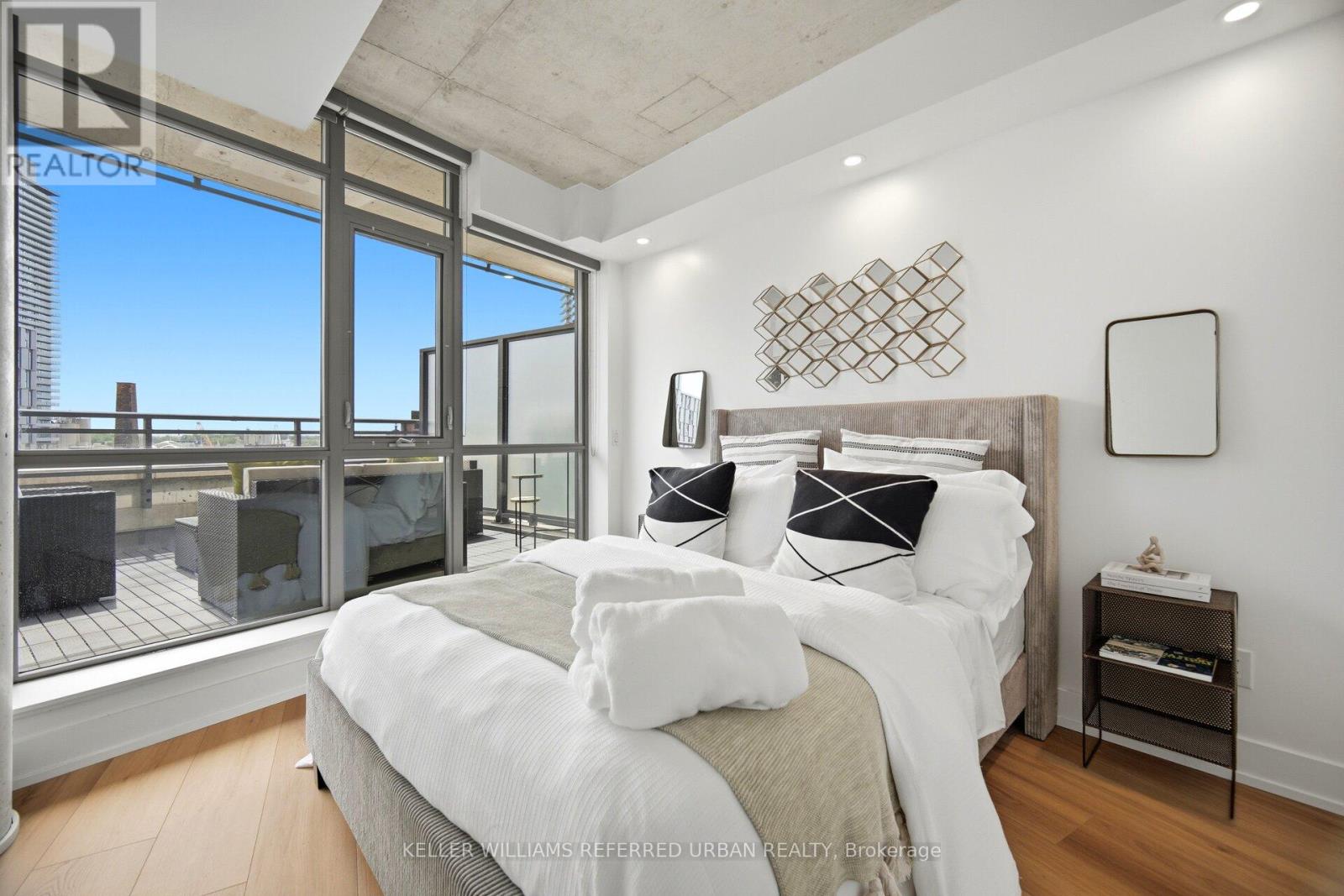 #607 90 TRINITY STREET - 12