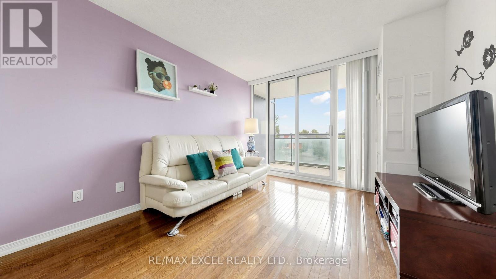 #318 310 RED MAPLE ROAD - 4