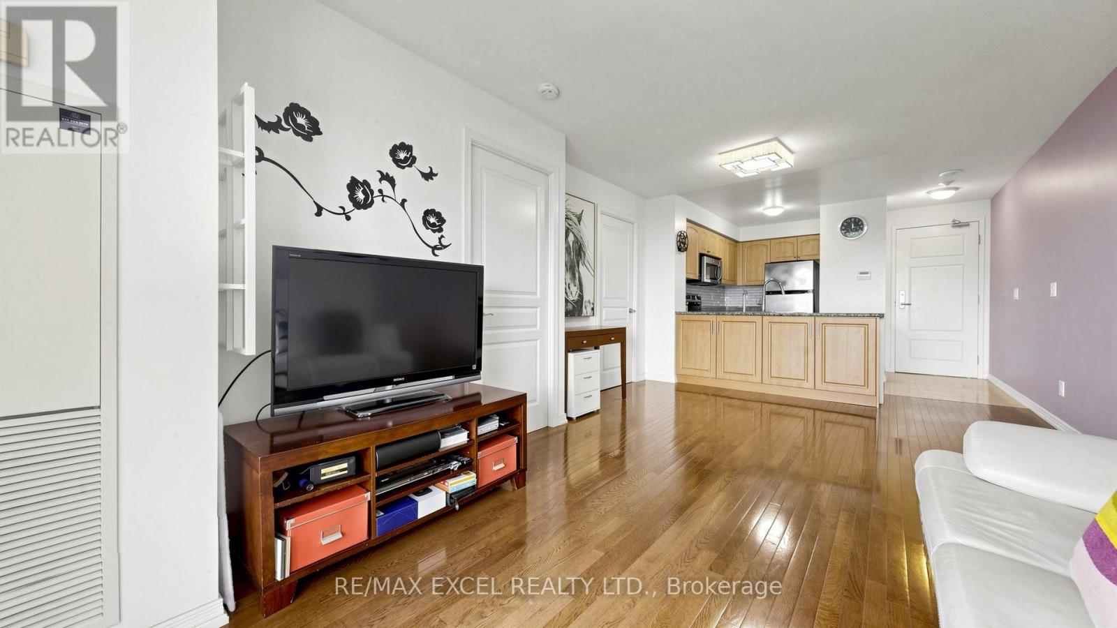 #318 310 RED MAPLE ROAD - 6