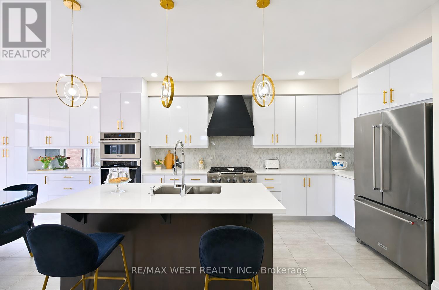 18 BOONE CRESCENT - 13